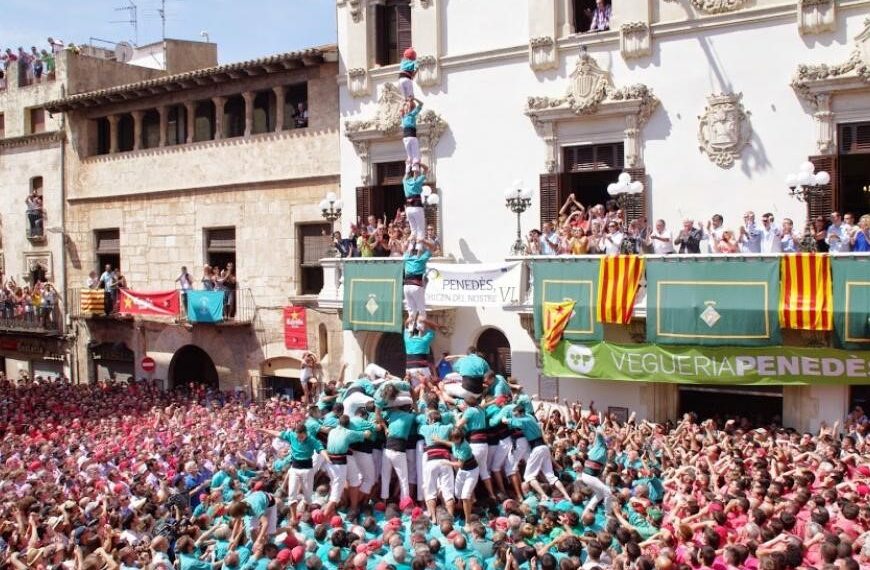 Castellers: Touching the sky with the hand 1