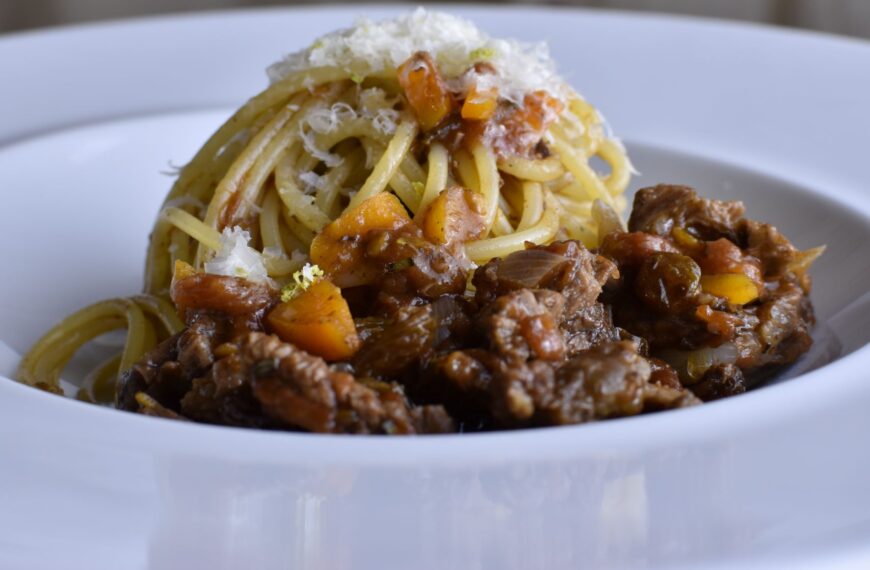 spaghetti with lamb ragù, raisins and rosemary