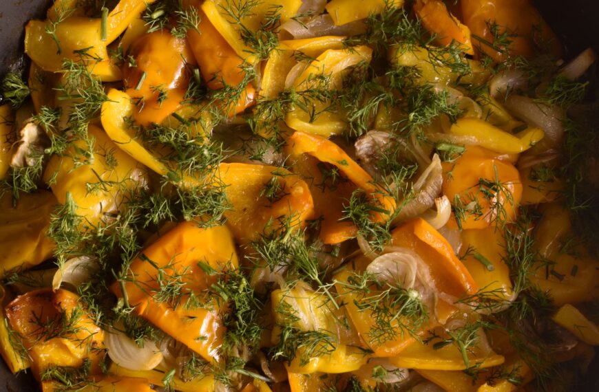 peperoni gialli e arancioni arrostiti con aglio fresco e finocchi