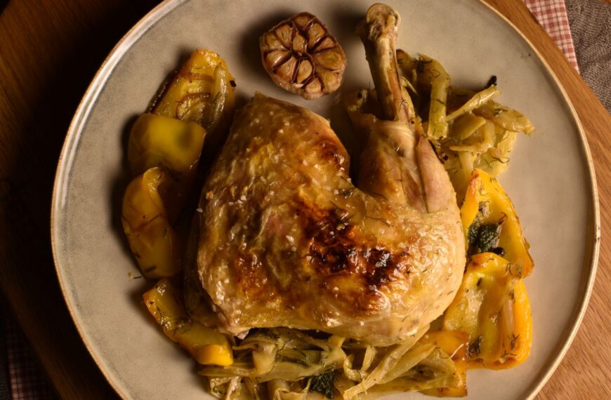 Roasted chicken legs with fennels, yellow peppers and juniper