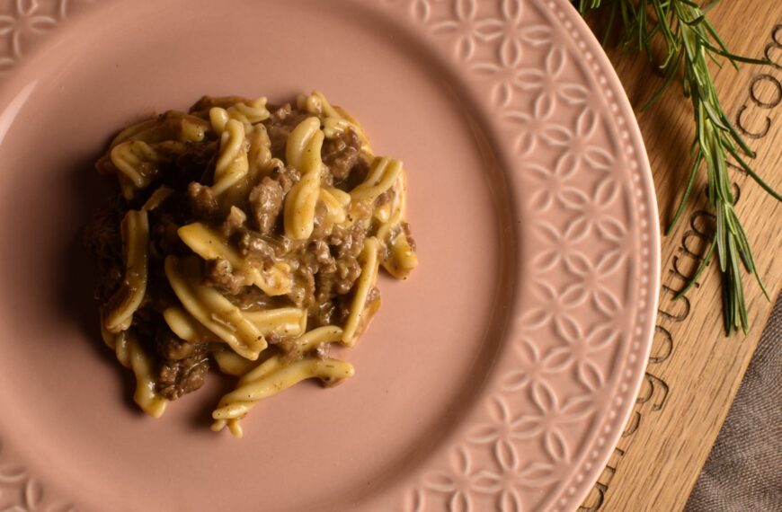 Fresh fusilli with white ragù sauce