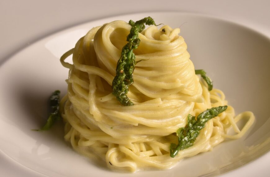fresh tagliolini with cream sauce and wild asparagus