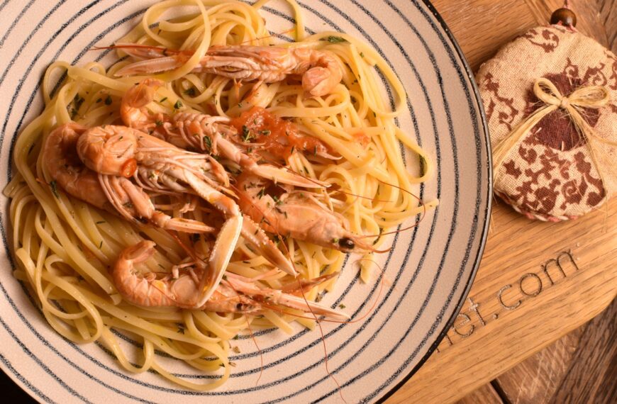 linguine with small scampi, vodka, fresh tomato and thyme